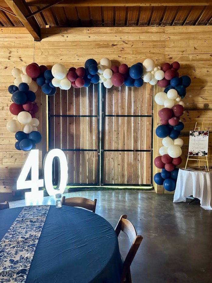 Un 40 aniversario — arco de globos en las puertas del granero