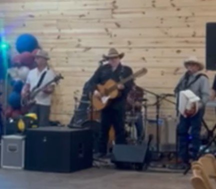 Una banda tocando en el granero