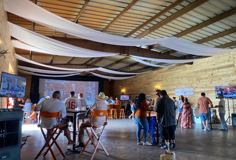 Una fiesta para ver el partido en el granero — el juego en pantallas grandes